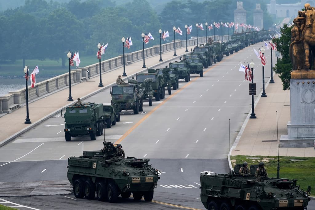 Un desfile militar en conmemoración del 250.º aniversario del Ejército, coincidiendo con el 79.º cumpleaños del presidente Donald Trump, cruza el río Potomac desde Virginia hacia Washington, el sábado 14 de junio de 2025. (Foto AP/Stephanie Scarbrough)