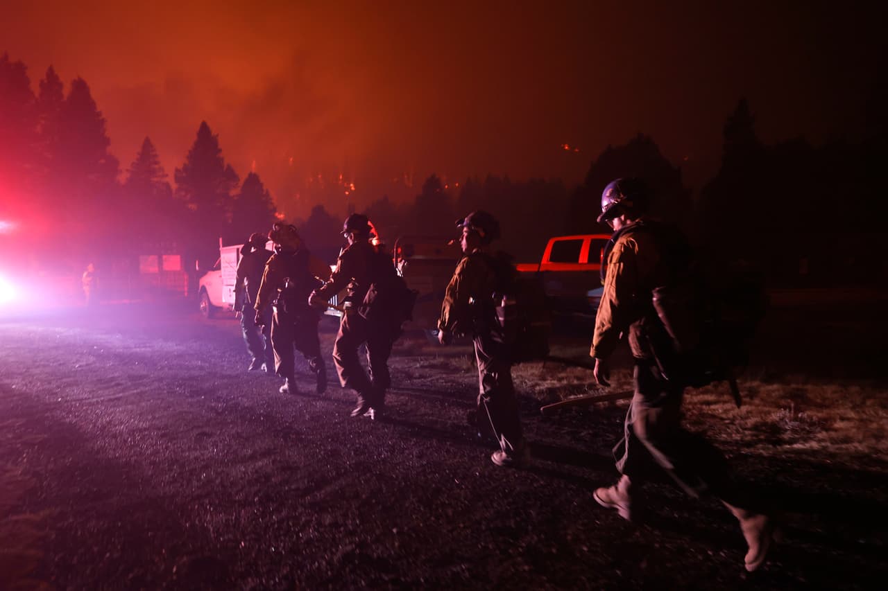 Con el viento por fin a su favor, los bomberos ahora centran todos sus recursos en contener el incendio que cada hora amenaza más con llegar a South Lake Tahoe y la vecina Nevada.