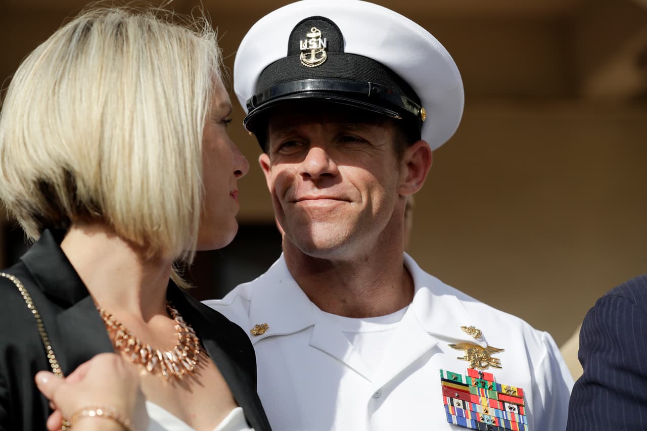 7 claves para entender el escándalo en el caso del oficial de la Marina defendido por Trump