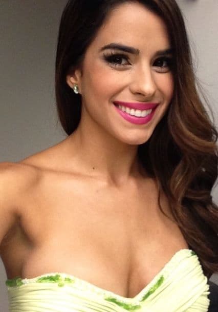 La sonrisa de Vanessa de Roide brilla cada vez más. ¿Tendrá algo que ver con un altar?