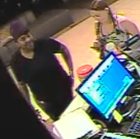 Una de las sospechosas es una anglosajona delgada de pelo castaño o rubio oscuro, el cual le llega hasta los hombros