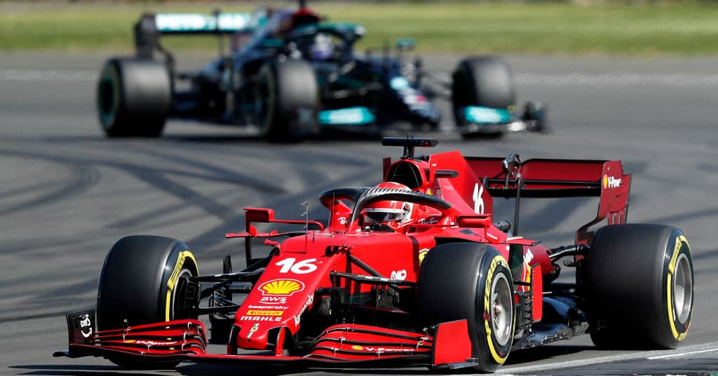 Termina el Grand Prix de Gran Bretaña con un mal sabor de boca. Lewis Hamilton se lleva el podio en casa a pesar de haberle chocado la monoplaza a Max Verstappen de Red Bull y dejarlo fuera de la contienda. Charles Leclerc logra su primer podio en segunda posición y Valtteri Bottas se queda con la tercera plaza. El piloto mexicano Sergio Pérez le roba un punto a Hamilton pero queda en 16.