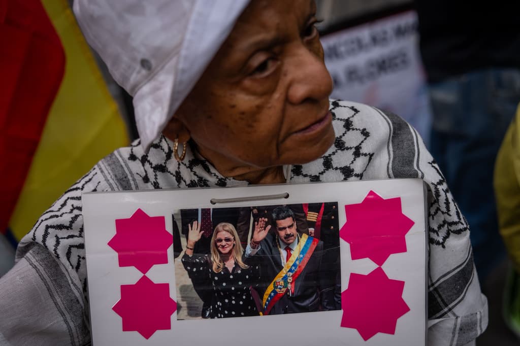 Como en comparecencias previas, a las afueras del tribunal en Manhattan, 
<b>hubo expresiones a favor y en contra</b> de Nicolás Maduro y de Cilia Flores.
<br>Esta mujer, por ejemplo, reclama la liberación del exdirigente de Venezuela y de su esposa.