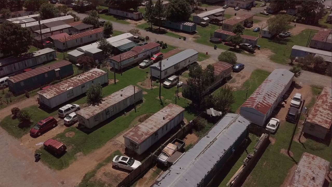 Imagen aérea de un parque de trailas, junto a una procesadora de pollo Peco allanada por ICE, donde vive una mayoría de hispanos.