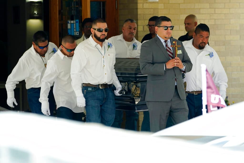 Los portadores del féretro llevan el ataúd de José Flores Jr., luego de dar por concluido el funeral.