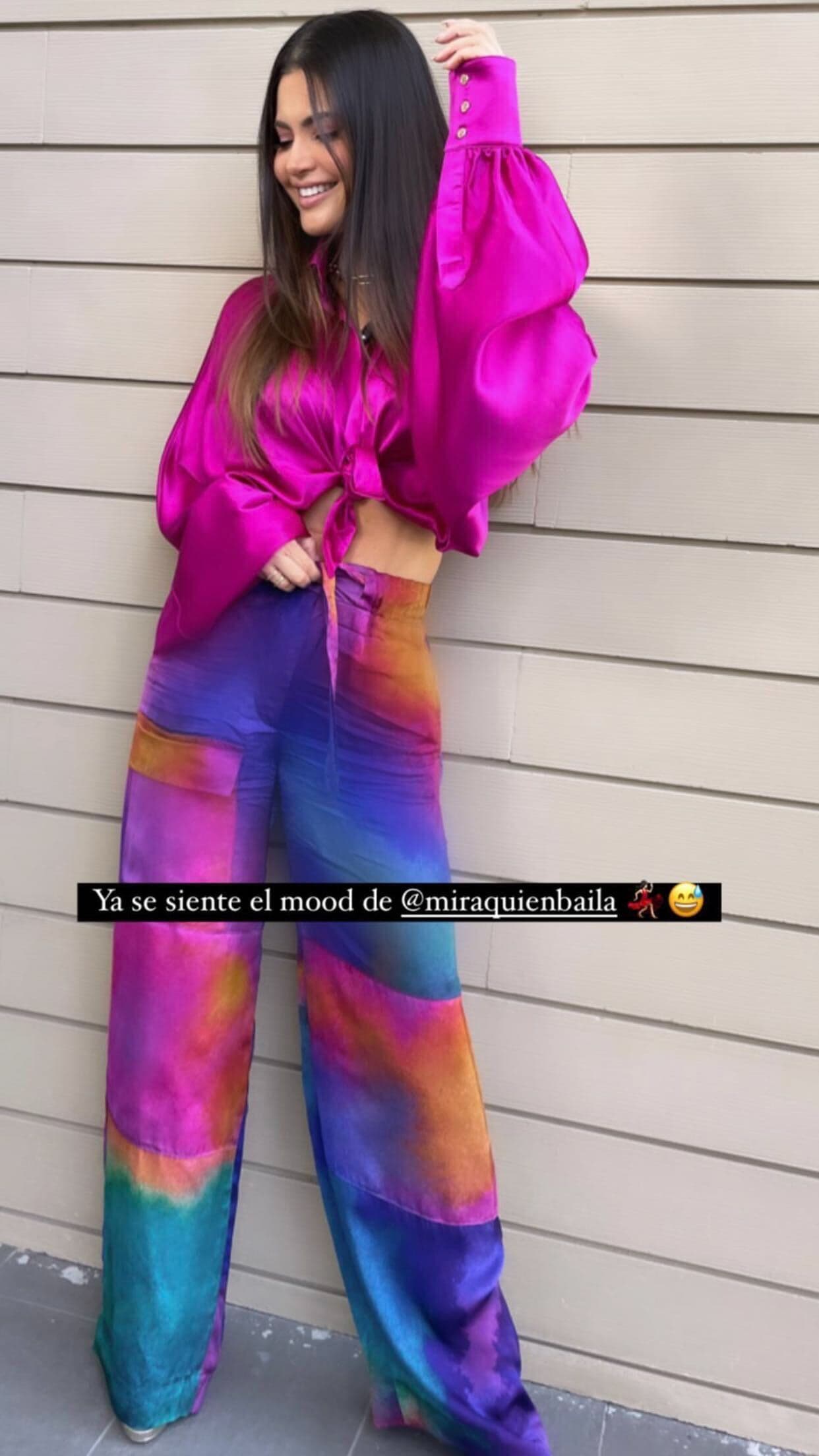 A través de sus historias de Instagram, la propia 'Chiqui' Delgado apareció con el look "a todo color" sin poder ocultar su emoción: "Ya se siente el 'mood' de
<b>Mira Quién Baila"</b>, escribió.
<br>