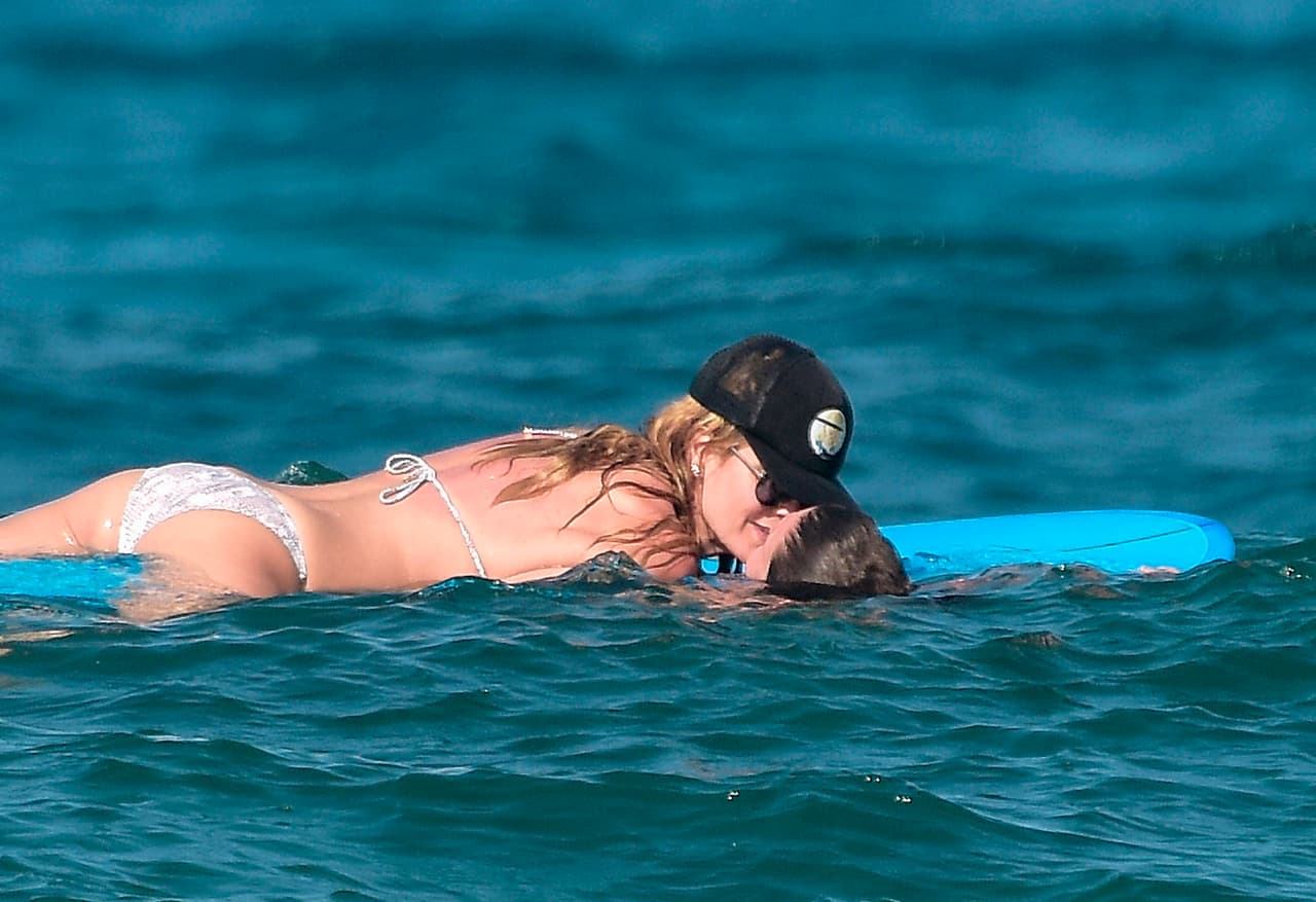 Y desde encima de su tabla, también le daba sus besotes a Schnabel.