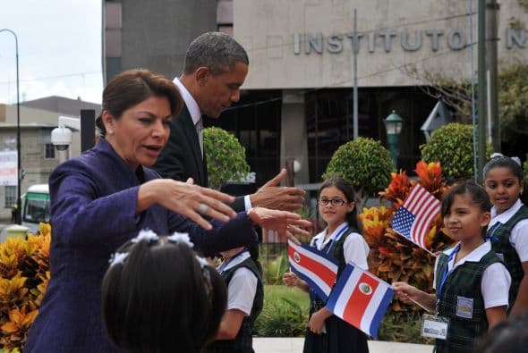 "Bravo, muy bien", dijo Obama en español mientras el grupo formado por unos 100 niños en edad escolar y vestidos de uniforme cantaban dos populares canciones de Costa Rica, entre ellas "Soy Tico", apuntó Efe.