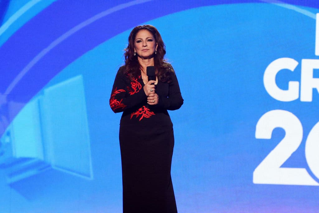 <b>Gloria Estefan</b> presentó a 
<b>Yotuel & Gente de Zona, Descemer Bueno y El Funki</b>, quienes darían vida a un tema nominado de la noche, y que está dedicado a quienes siembran esperanza por todo el mundo.