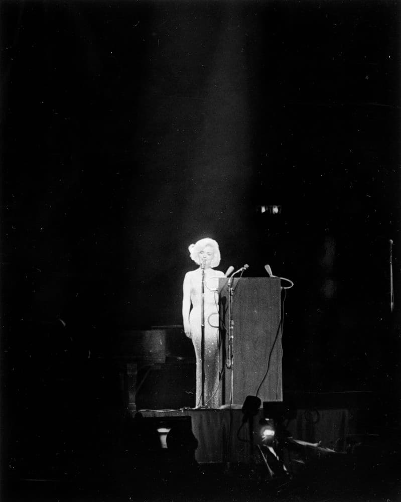 En esta foto del 19 de mayo de 1962 proporcionada por la Biblioteca y Museo Presidencial John F. Kennedy, la actriz Marilyn Monroe canta "Feliz cumpleaños" al presidente Kennedy en la celebración de su 45 cumpleaños en el Madison Square Garden de Nueva York.