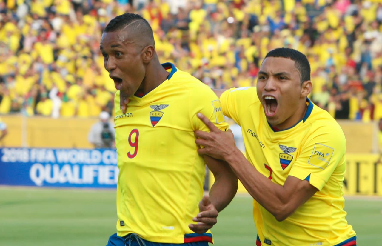 El uniforme de Ecuador es tono amarillo como su base, variando con algunos vivos en azul y rojo. Por obvias razones, a este equipo también se le conoce como La Tricolor o La Tri, esto por los tres colores de su bandera, así como Los Amarillos.