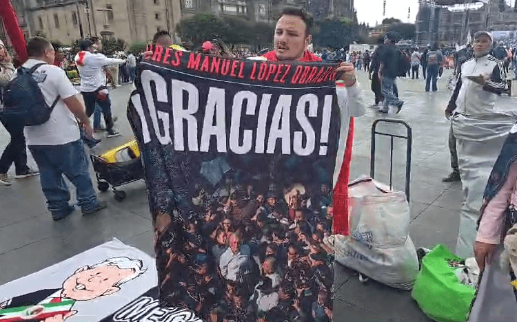 Los vendedores han hecho estas colchas que dicen: Andrés Manuel López Obrador ¡Gracias!, despiden al presidente.