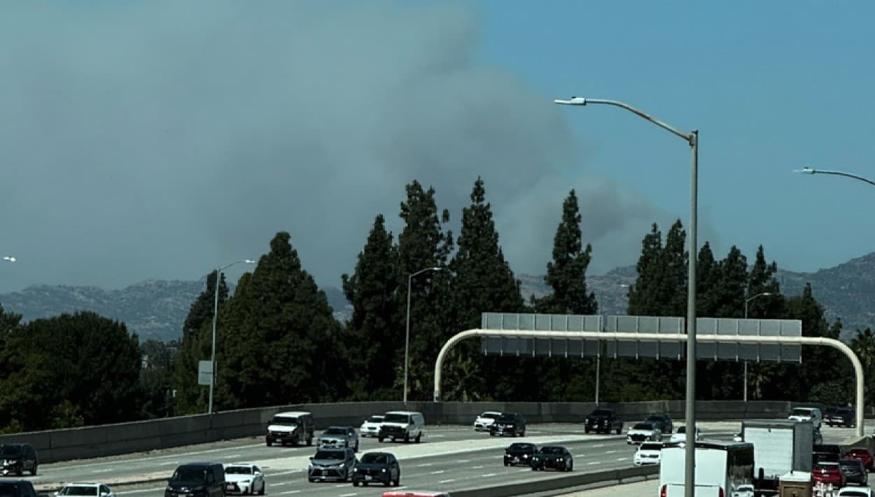 Incendio Sandy se expande y provoca órdenes de evacuación cerca de Simi Valley, al sur de California