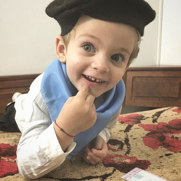 Y es que con esos hermosos ojos azules Benicio enternece a cualquiera.