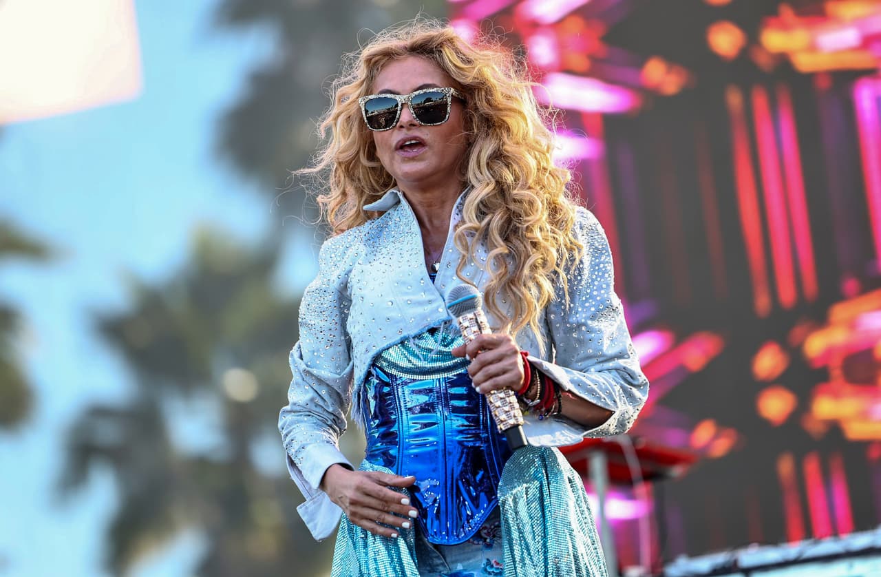 "
<b>Dame tu luz para poder cantar hoy</b> en el escenario. Te dedico mi vida mamita, te extrañaré siempre", escribió la cantante de 51 años, junto con el emoticono de un corazón roto.
<br>