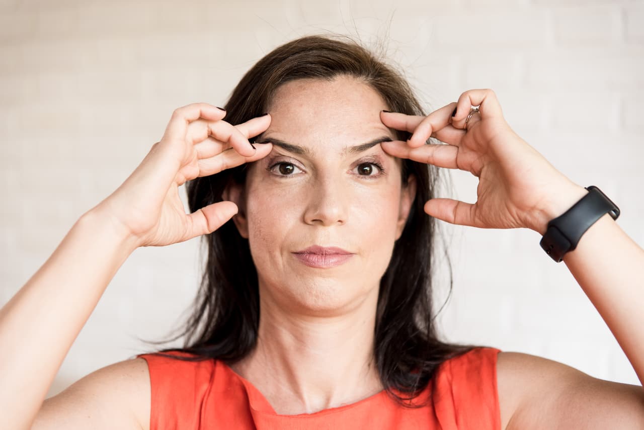 <b>Botox</b>. Pon los dedos índice en los bordes exteriores de la ceja. Abre los ojos ampliamente y tira de las cejas, creando tensión entre las dos. Mantén la posición durante 10 segundos y repite dos veces. Este ejercicio reduce las líneas entre las cejas, alivia la tensión y "comprime" y reafirma la frente.