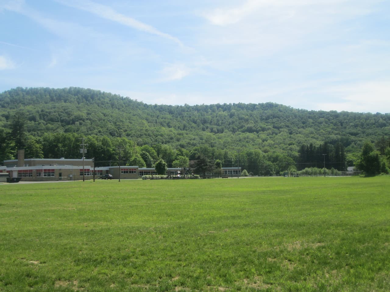 <b>En Pennsylvania | el lugar más pobre es Shinglehouse</b>
<br>
<br>🔘 
<b>Ingreso medio de Shinglehouse: </b>$21,786
<br>🔘 
<b>Ingreso medio de Pennsylvania:</b> $61,744
<br>🔘 
<b>Adultos con educación universitaria:</b> 8.9%
<br>🔘 
<b>Población que vive en la pobreza:</b> 32.6%
<br>🔘 
<b>Valor promedio de la propiedad:</b> $76,000