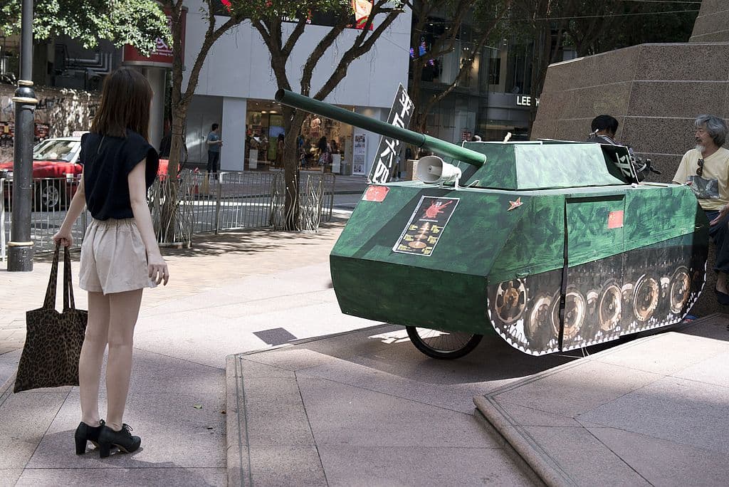 5. En junio se dieron las protestas de la Plaza de Tiananmen, Pekín, de las que surgió la icónica imagen representada aquí.