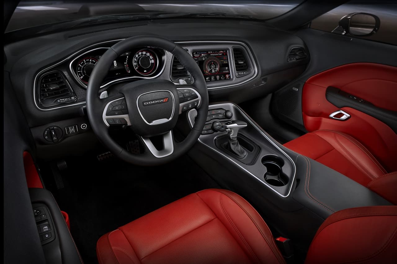El nuevo Dodge Challenger GT 2017 cuenta con 
<b>paletas de cambio al volante</b> y modo Sport. Con el modo Sport activado, los cambios de marchas son más rápidos y las revoluciones se mantienen más altas para una aceleración aún más orientada al rendimiento y una mayor dinámica de cambio.