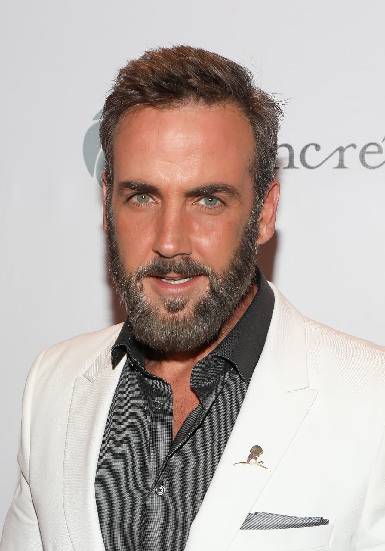 Pero ¿quién es este príncipe azul que la hace suspirar? Carlos Ponce es un actor y cantante puertorriqueño, tiene 45 años.
<br>