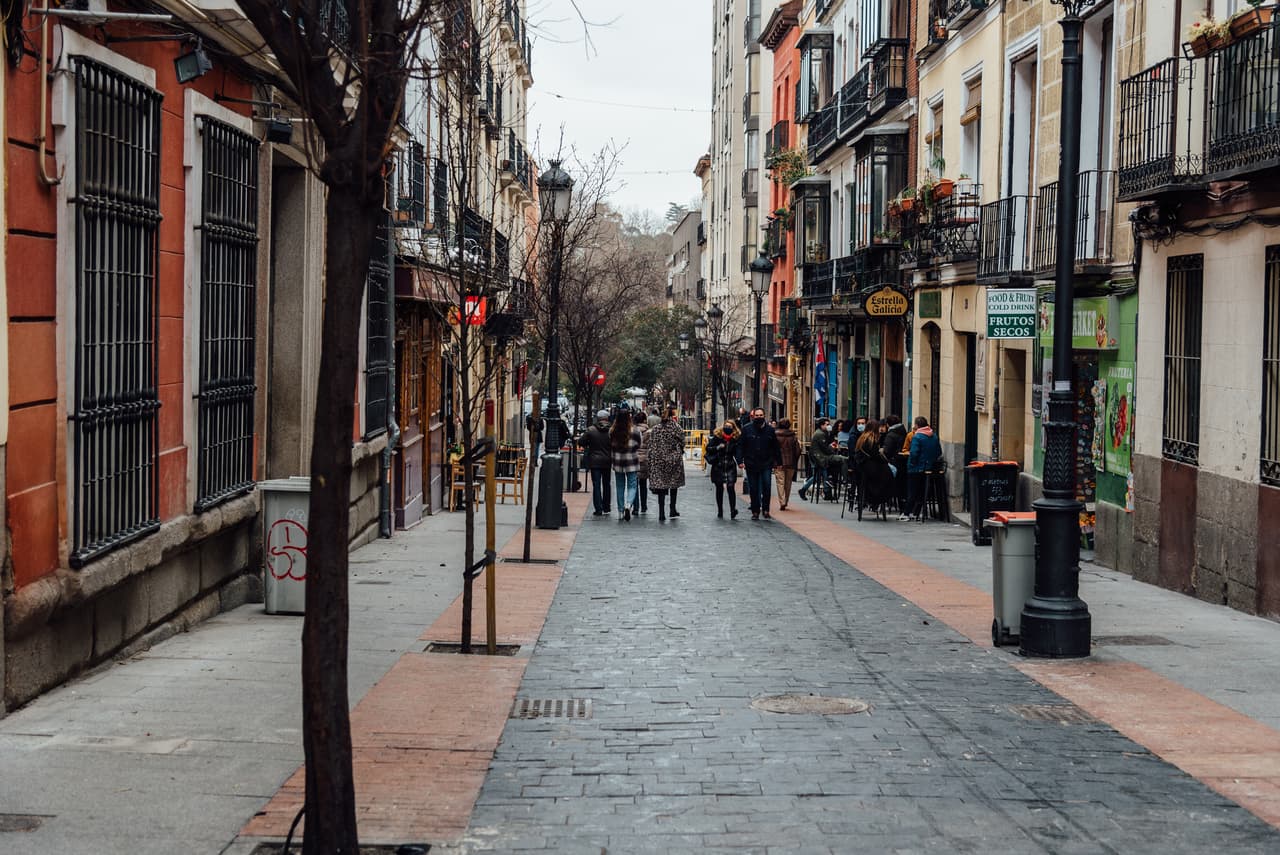 <h3 class="cms-H3-H3">23. Barrio de Las Letras, Madrid, España</h3>
<br>
<br>Una vez conocido como el crisol de la literatura española del Siglo de Oro, el Barrio de las Letras de Madrid ha desarrollado una reputación de fiesta nocturna. Pero ahora está surgiendo un nuevo ambiente diurno: la gastronomía creativa, los diseñadores, los artesanos y las boutiques se están apoderando de sus calles peatonales. Y cuando haya terminado, los lugares de interés turístico esenciales del Paseo del Prado y la Puerta del Sol que está a solo unos pasos de distancia.
<br>