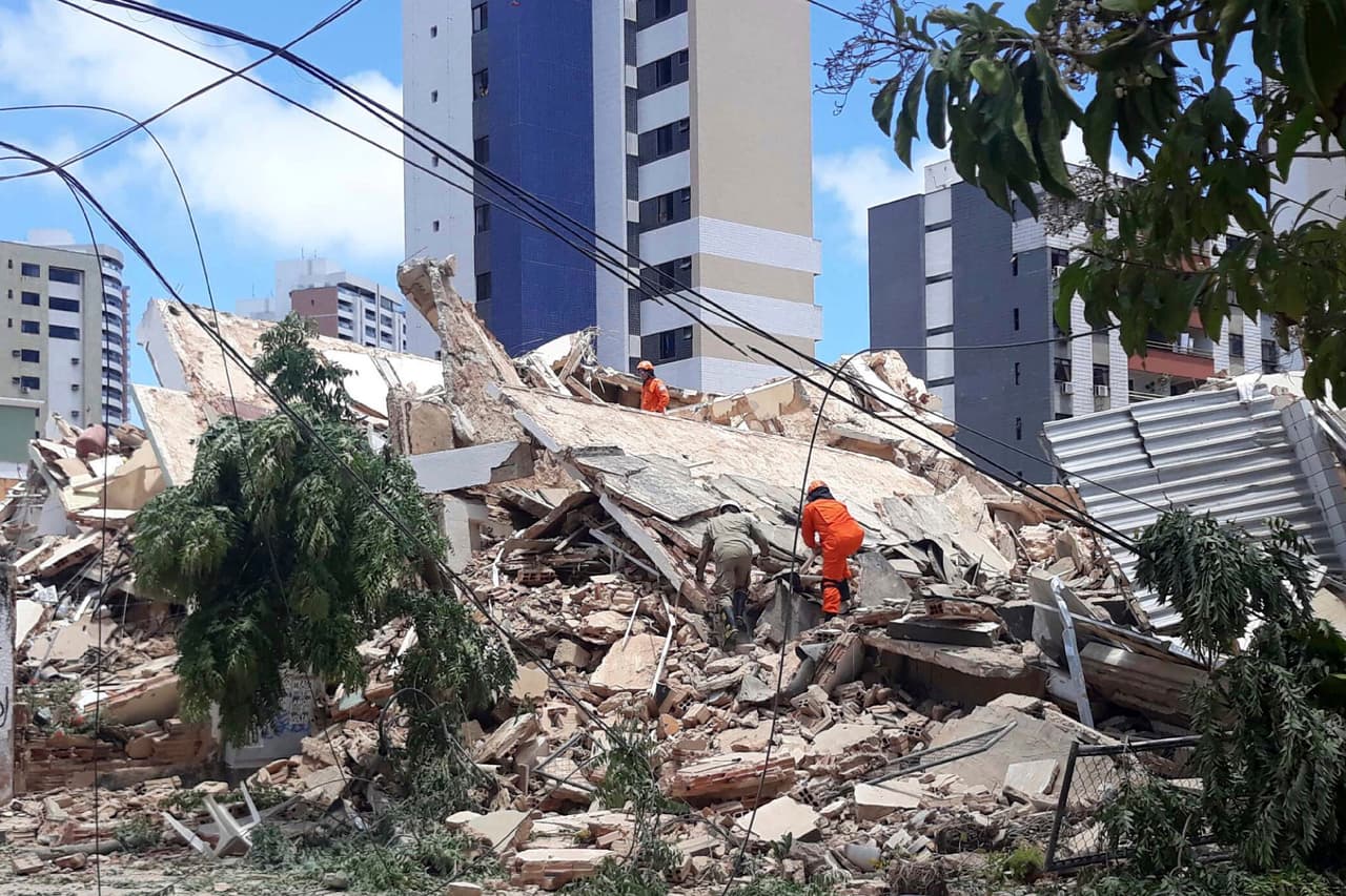 Ambulancias y equipos de rescate se desplazaron hasta el barrio Dionísio Torres, en una área residencial de Fortaleza, y, por el momento, al menos siete personas han sido rescatadas con vida, tres de las cuales se encontraban bajo los escombros.