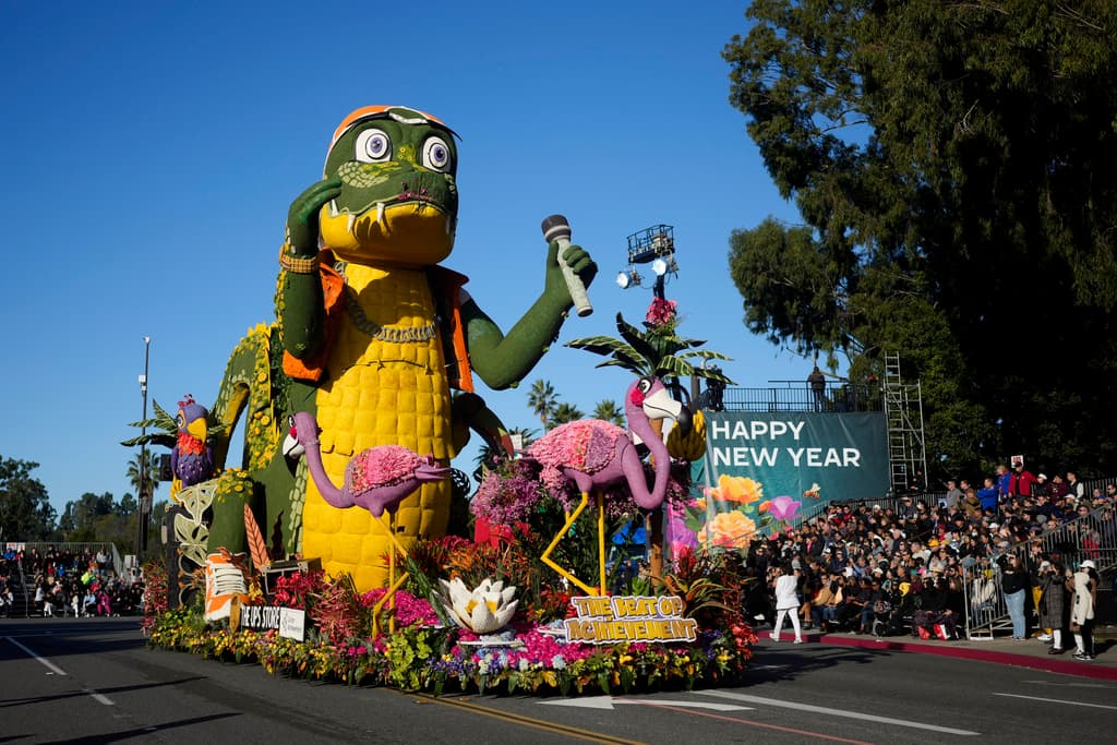La carroza de UPS Store se mueve a lo largo de la ruta del desfile en el 135° Desfile de las Rosas en Pasadena, California, el lunes 1 de enero de 2024.