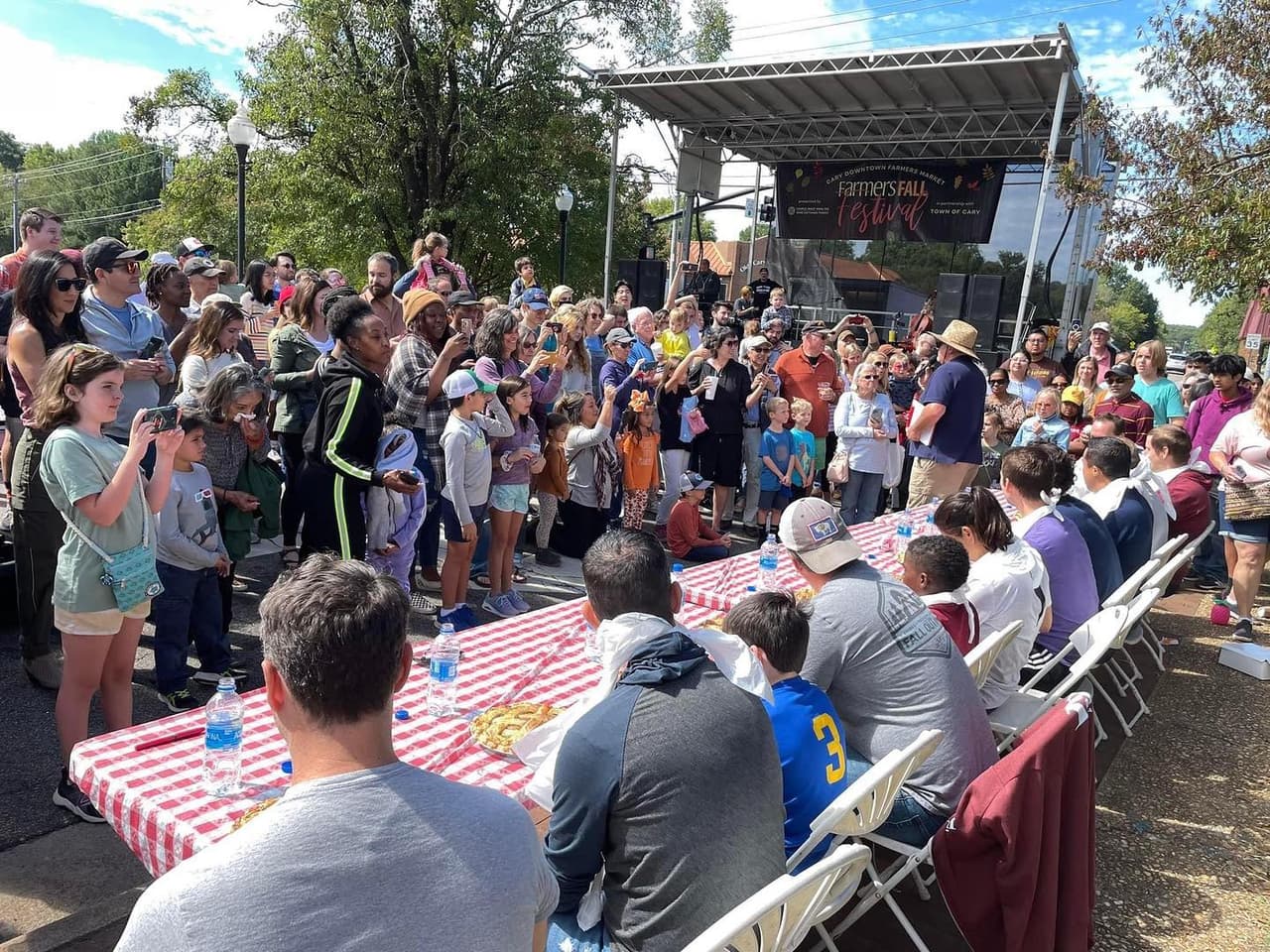 <b>Farmers Fall Festival in downtown Cary</b>
<br>
<b>Fecha</b>: 23 de septiembre
<br>
<b>Lugar</b>: South Academy Street, Downtown Cary.
<br>
<b>Sitio web</b>: 
<a href="https://www.caryfarmersmarket.com/fff-2023/">https://www.caryfarmersmarket.com/fff-2023/</a> 
<br>
<br>Este evento celebra la temporada de cosecha cuando los agricultores traen su recompensa del otoño. Habrá música en vivo en el escenario principal, un área de presentaciones para niños, juegos divertidos, exhibiciones interactivas, comida local y cerveza artesanal, artesanías y un concurso de comer pasteles al mediodía.