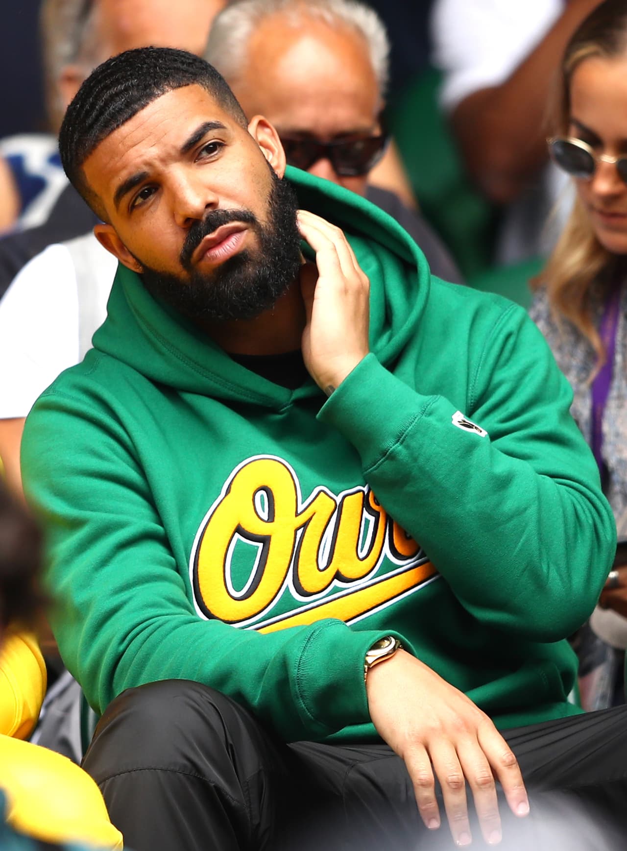 La polémica por la marca deportiva se debe a que en la canción ‘Sicko Mode’, que Travis grabó a dueto con Drake, incluye en su letra que ambos raperos prefieren a Nike en lugar de las “rayas” de Adidas, lo que Kanye interpretó como un ataque a la línea que él comercializa con esa última marca.
<br>