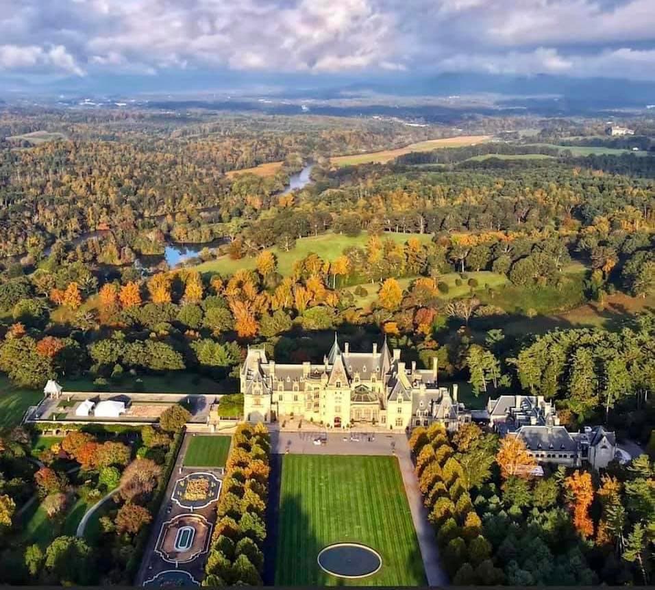 <b>Biltmore Estate (Asheville) </b>
<br>
<b>Sitio web</b>: 
<a href="https://www.biltmore.com/">https://www.biltmore.com/</a> 
<br>
<b><a href="https://maps.app.goo.gl/MNhiuTx92HYgeyUNA">Cómo llegar</a> </b>
<br>
<br>Además de ver el follaje de otoño en tu viaje hacia y desde Biltmore, también puedes disfrutar de las coloridas flores en los jardines y terrenos de la finca. Además, puedes pasar por Antler Village y probar algunos de los vinos galardonados de Biltmore en su bodega.
