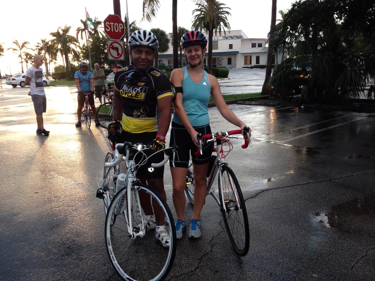 Una de las razones por las que le regaló una bicicleta más sofisticada a su esposa, es porque ella está incluso más involucrada que él en el deporte. 
<b><a href="https://www.univision.com/shows/despierta-america/tony-dandrades-recuerda-la-simpatica-respuesta-que-le-dio-su-esposa-al-proponerle-matrimonio-en-la-tv-video">“Amy corre triatlones</a></b>. Entrena más veces a la semana que yo y este fin de semana (el anterior) ganó el segundo lugar en una competencia”, destaca.
