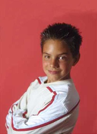 <b>Vadhir Derbez en ‘Cómplices al rescate’ </b>
<br>A los seis años, el hijo de Eugenio Derbez comenzó su carrera con apariciones junto a su padre en algunos programas de televisión y se unió a la 
<a href="https://www.univision.com/famosos/antes-y-despues-de-ninos-actores-famosos-en-hollywood">lista de niños actores que hemos visto crecer en la pantalla</a>.