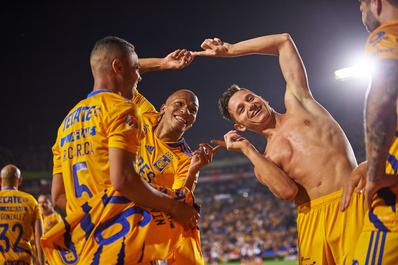 Tigres derrotó 2-0 a Rayados y asalta la punta del campeonato.
