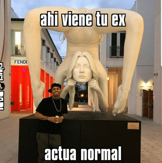 Casual, posando por si pasa la ex.