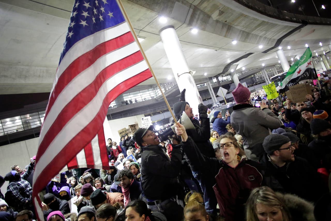 Miles de manifestantes en Chicago realizaron una masiva protesta el sábado por la tarde fuera del aeropuerto O’Hare contra la orden ejecutiva del presidente Donald Trump sobre los refugiados.
<br>