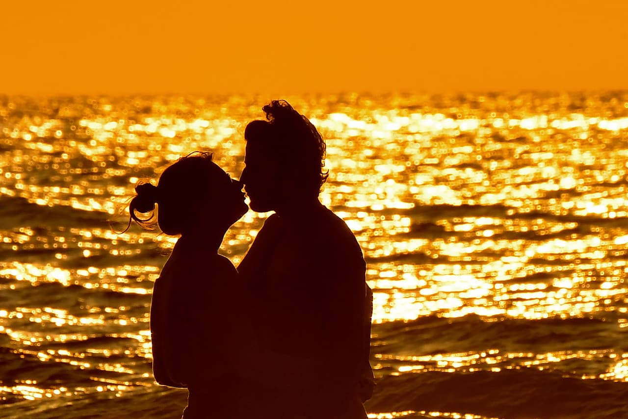 <b>Primero Tú</b>
<br>La entrega relatará una romántica historia de amor entre un popular artista caído y una bella joven que aspira a la fama. El cariño de ambos los unirá y será el apoyo que necesitan.