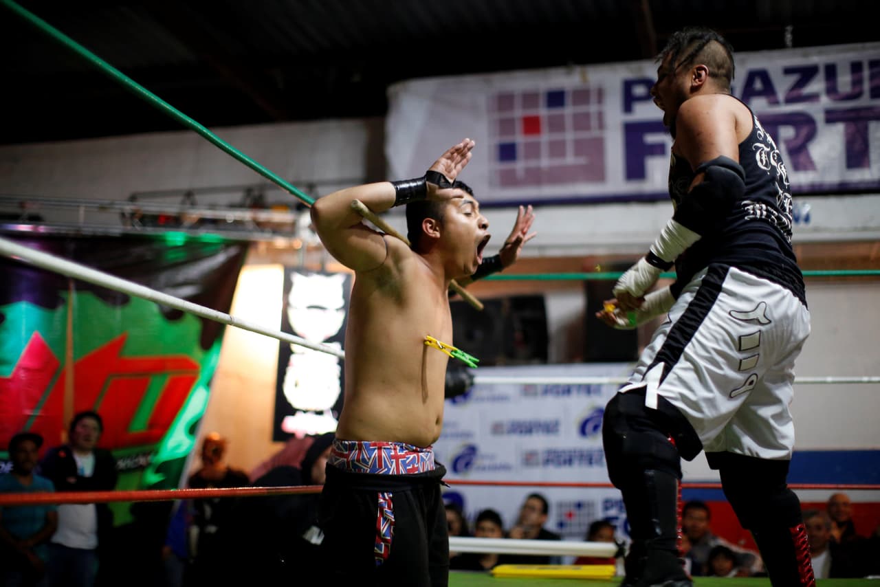 Junior Malkriado grita cuando Cíclope coloca pinzas de ropa en sus pezones en una de las peleas. (Foto de Carlos Jasso/Reuters)