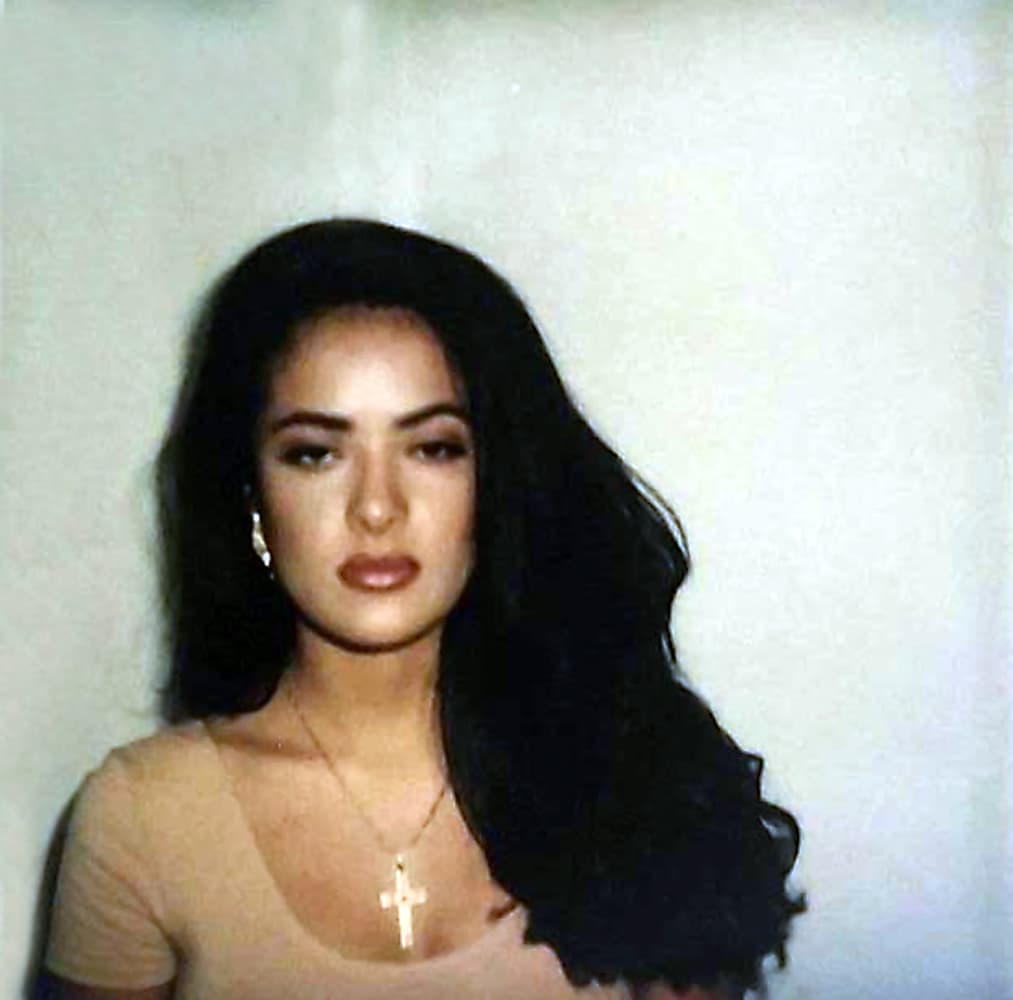 La actriz mexicana nació en Coatzacoalcos, Veracruz, México, en 1966. Hija de Sami Hayek Domínguez y Diana Jiménez Medina, él de origen libanés y ella con sangre española.