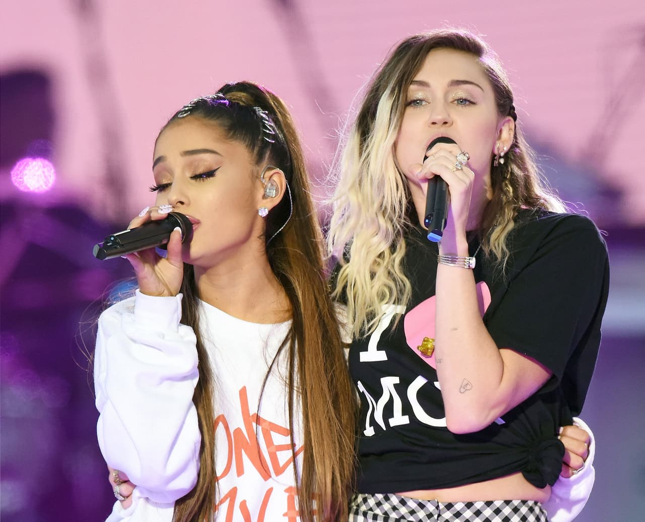 Ariana Grande convocó a sus amigos artistas para que le acompañaran en esta cita para recaudar fondos para las víctimas del ataque terrorista ocurrido a la salida de su concierto en Manchester el 22 de mayo. Aquí se abraza con Miley Cirus mientras realizan uno de los múltiples duetos de la velada.