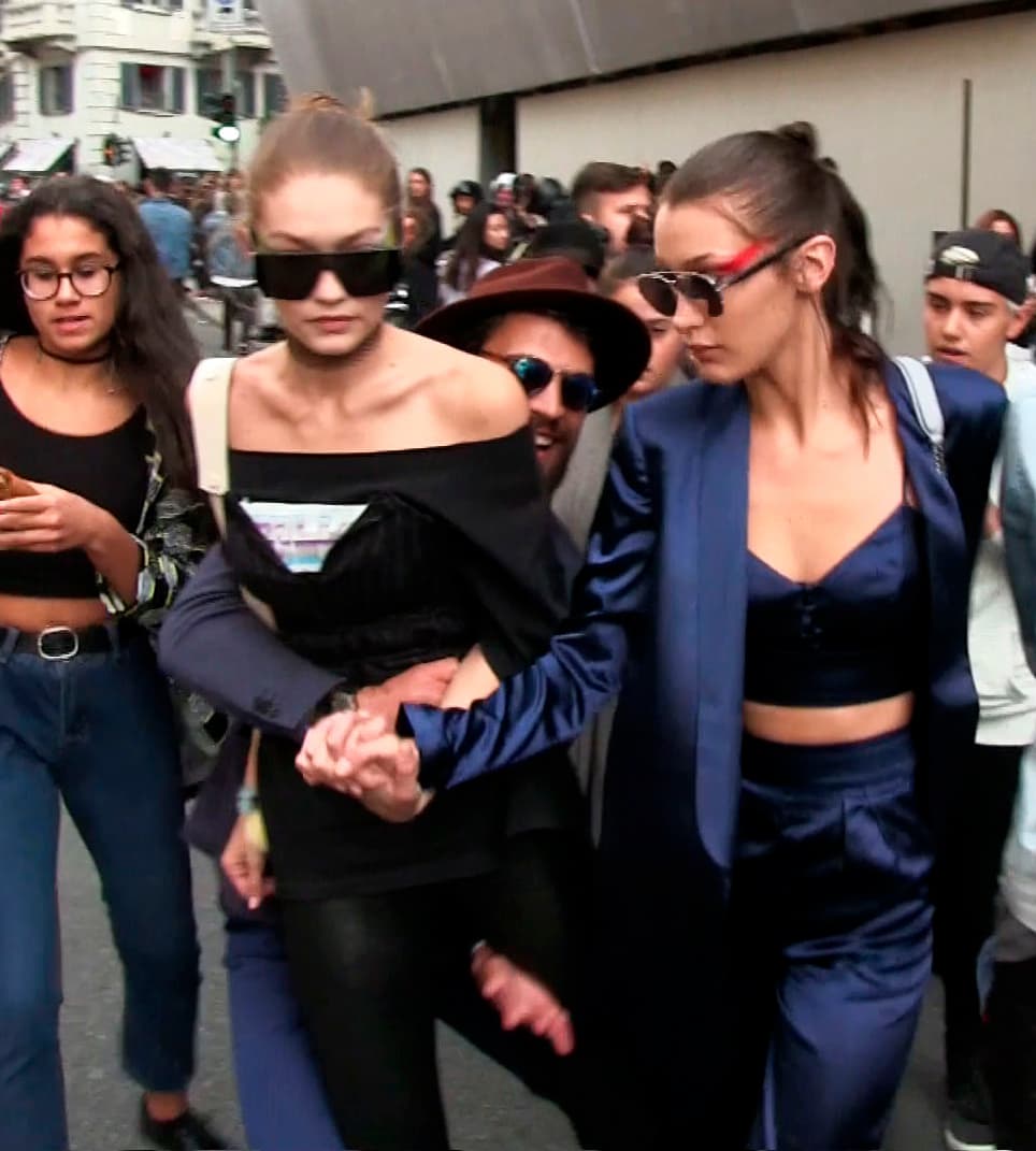 Rápidamente, se colocó detrás de ella y se dispuso a cargarla.