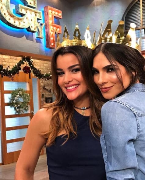 Actualmente Alejandra reside en la ciudad de Los Ángeles, California, pero viaja con frecuencia a Miami y en ocasiones conduce El Gordo y la Flaca. Aquí la vemos junto a Clarissa Molina, otra reina que está siguiendo sus pasos.
<br>