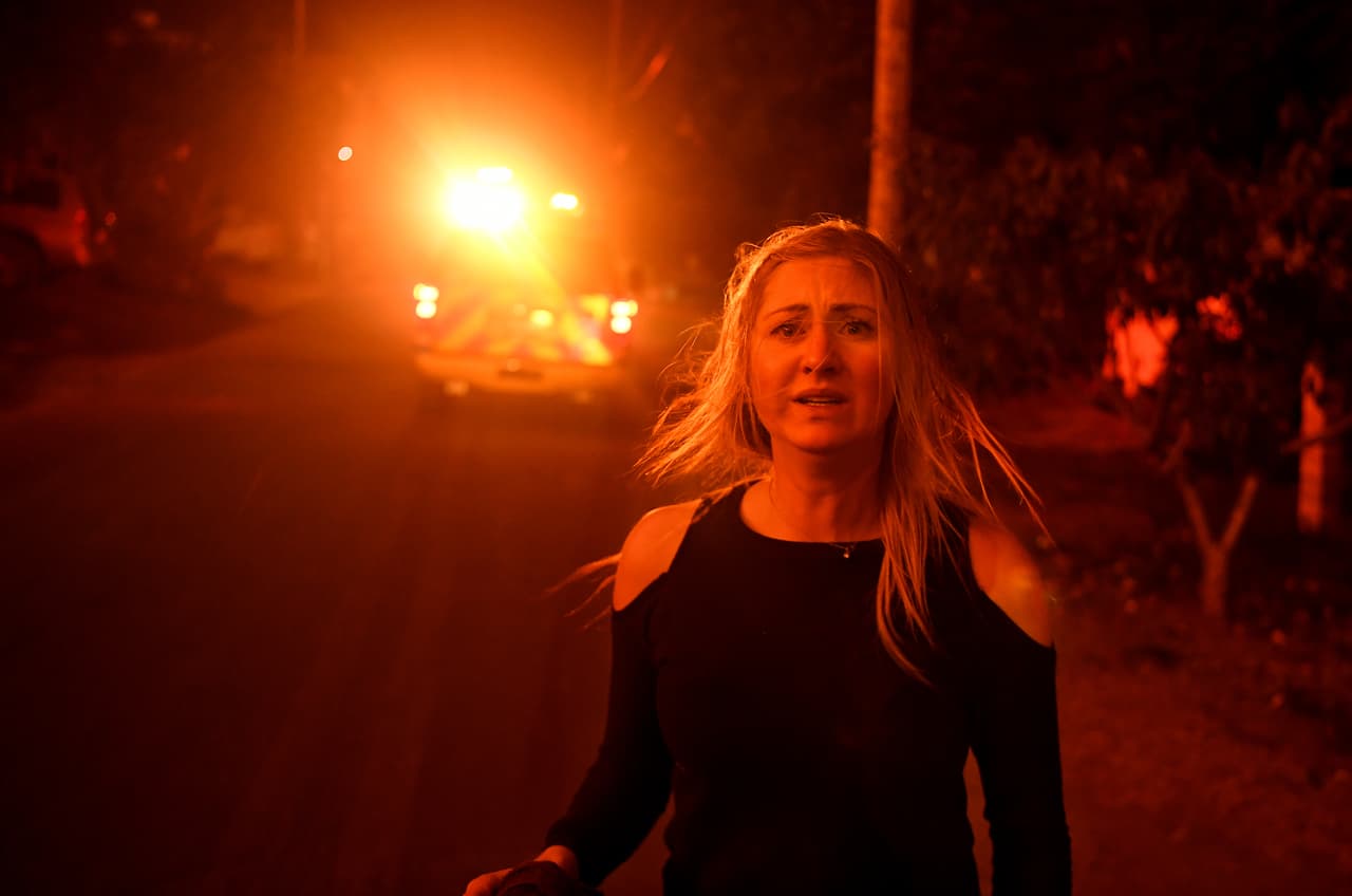 Una habitante de la Conchita, en el condado de Ventura, busca ayuda para evacuar la zona azotada por el fuego Thomas. Más de 250,000 personas han abandonado sus hogares.