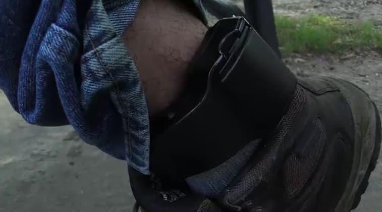 Antonio lleva un grillete que le pusieron las autoridades migratorias para supervisarlo.