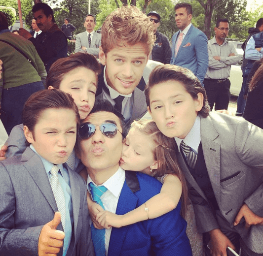 Adrián Uribe con la pandilla Lascurain.