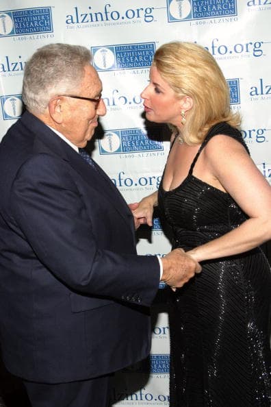 Kissinger y Rita Cosby, presentadora de Fox el 22 de noviembre de 2004 en Nueva York.