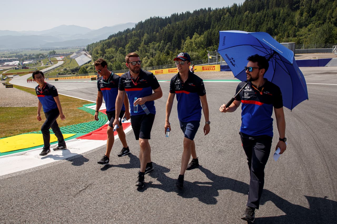 La pasión desde los pits, la alegría de los pilotos como el mexicano Sergio Pérez y el colorido tradicional hacen parte de la previa del Gran Premio de Austria de la Fórmula 1.