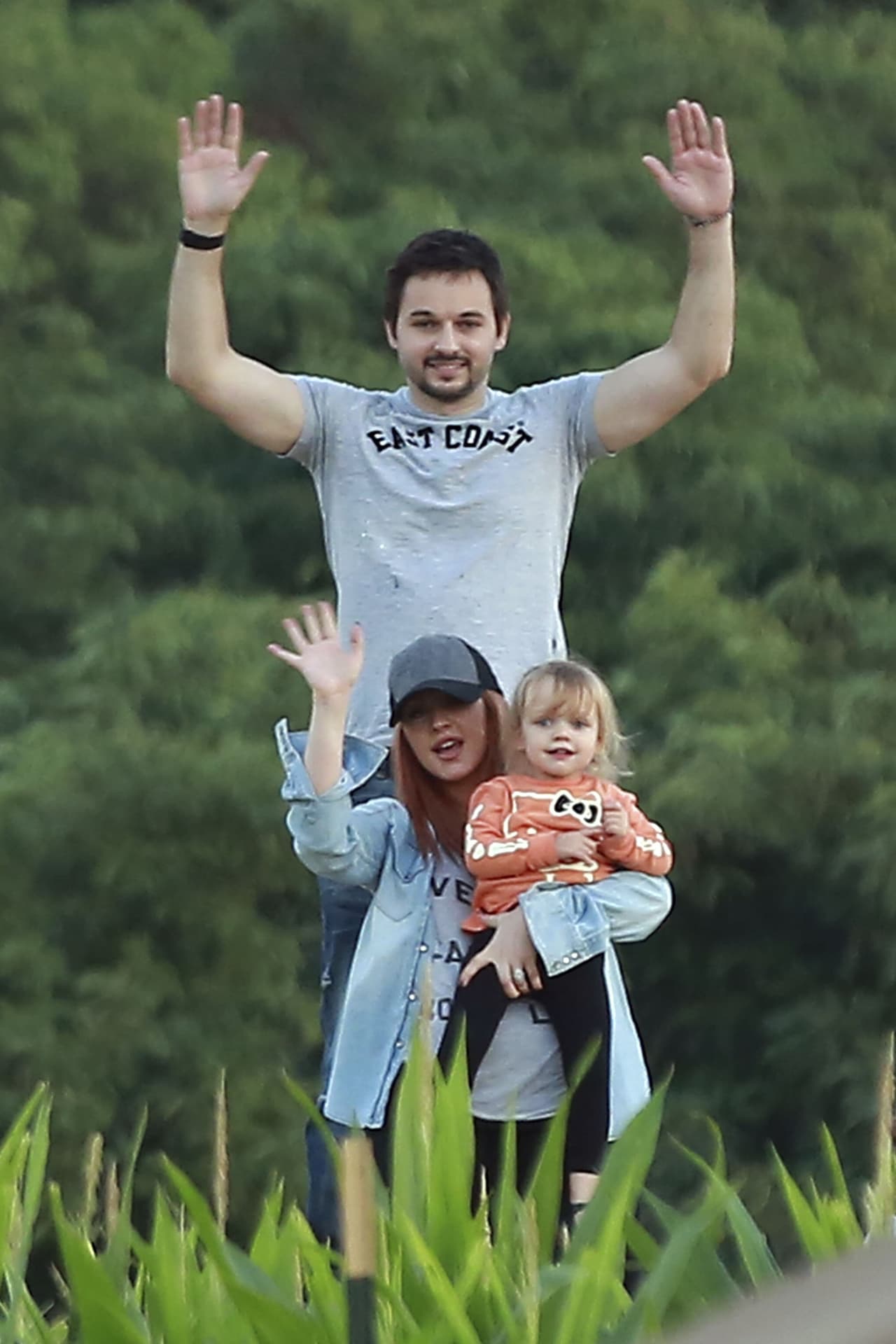 Matthew, Christina y Summer Rain sonrieron y saludaron al fotógrafo.