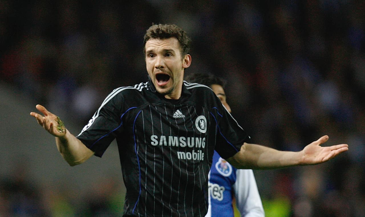 <b>Andriy Shevchenko, el ucraniano costó €43.8 millones de euros.</b> Tras romperla en el Milan fue el fichaje más caro del club por aquellos años, llegó en la temporada 2006-07 y terminó siendo un fiasco.