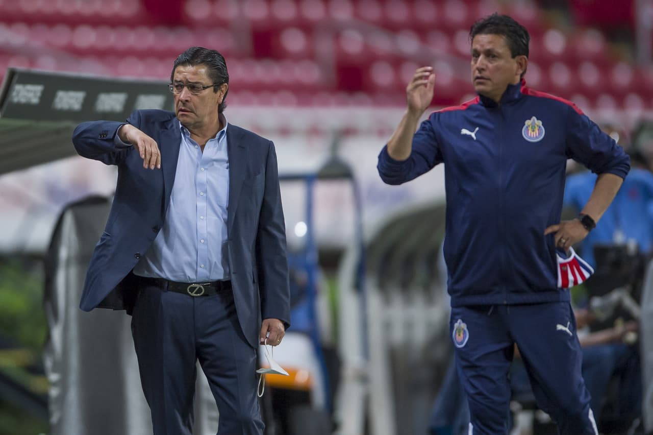 Chivas se quedaba con 10 en la cancha tras la expulsión de Alan Torres.