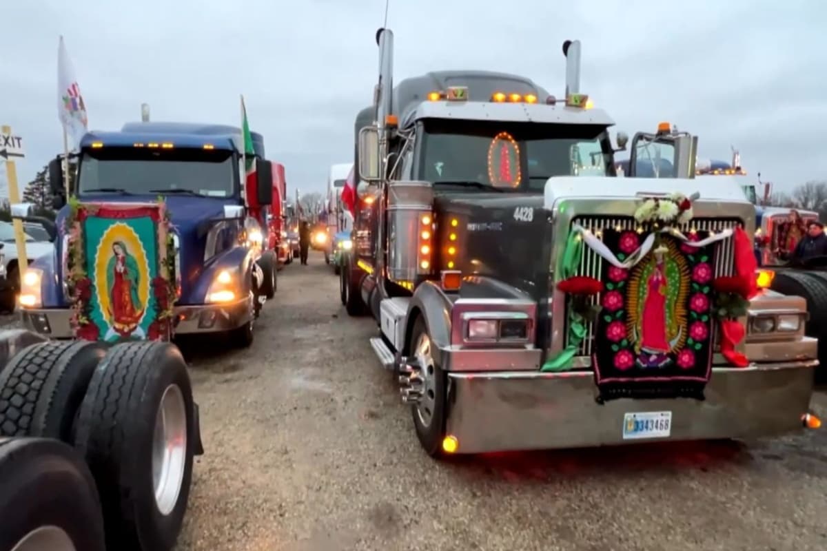 Caravana de camiones rumbo al Cerrito del Tepeyac en Chicago.